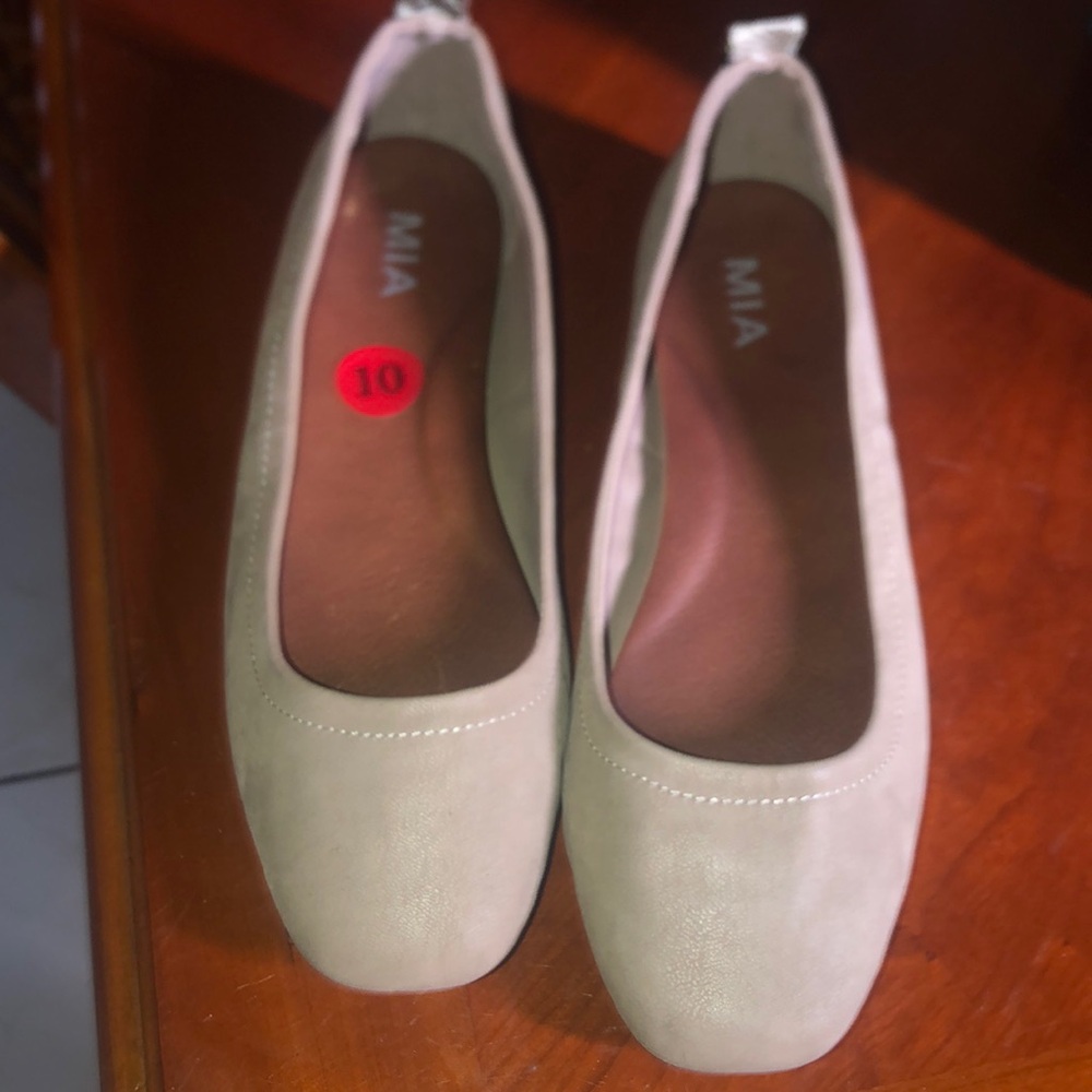 NWT mia flats square toe natural w snake print on back of the shoe sz 10